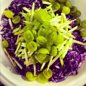 Salade de choux rouge, pommes et raisins verts