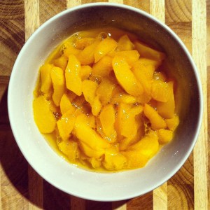 Compote de pêches parfumée à l'anise et à la cannelle